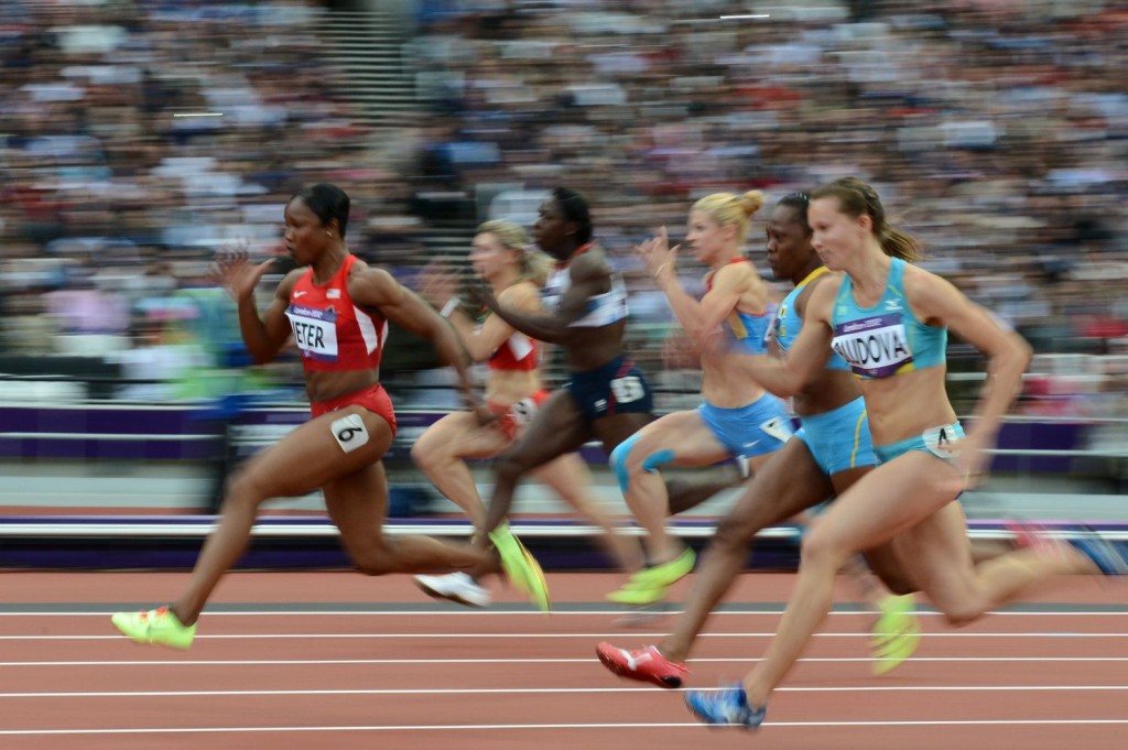 US' Carmelita Jeter (L) competes with Ka